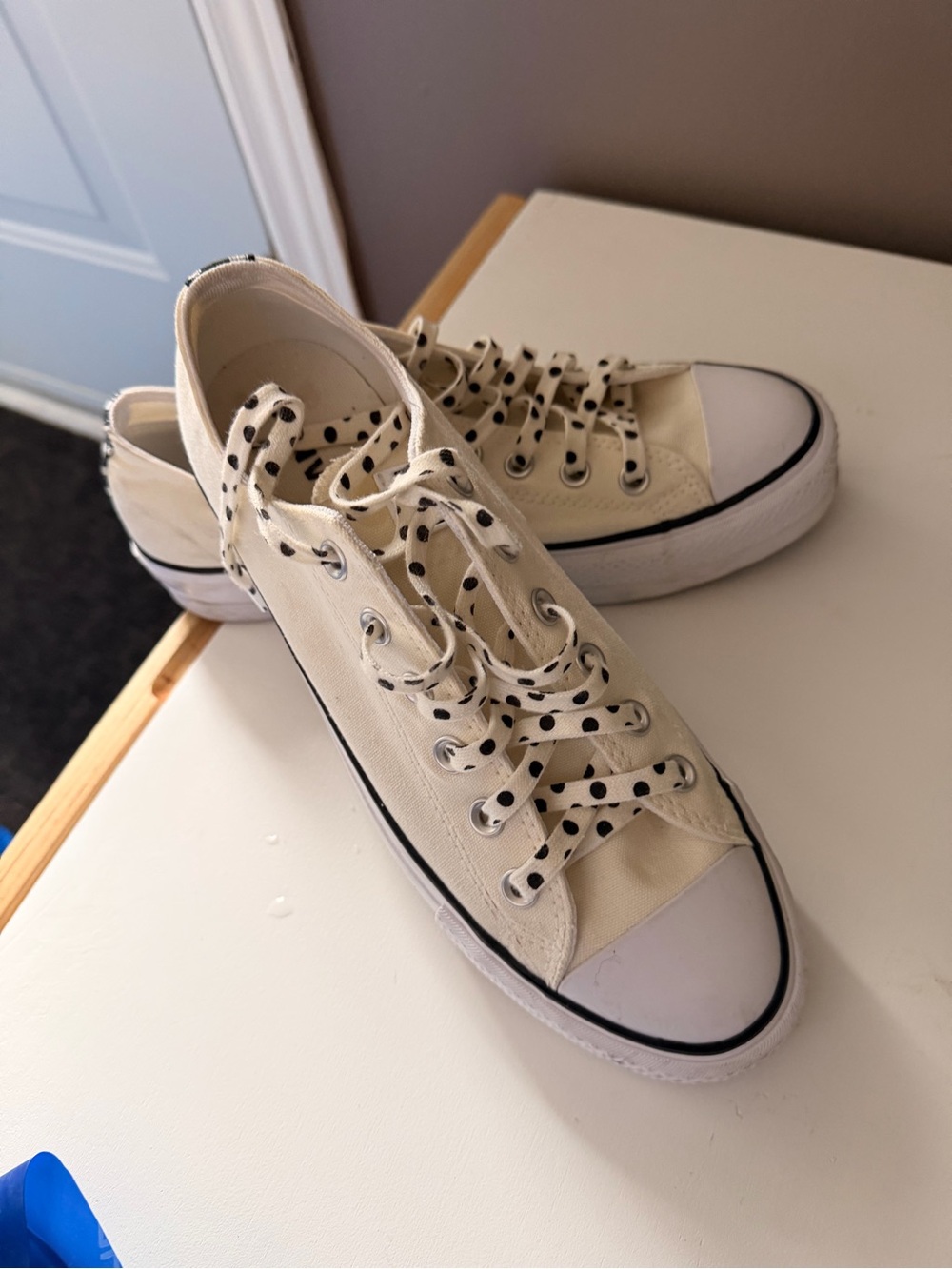 Converse Cream Low-Top Sneakers with Black Polka Dot Laces